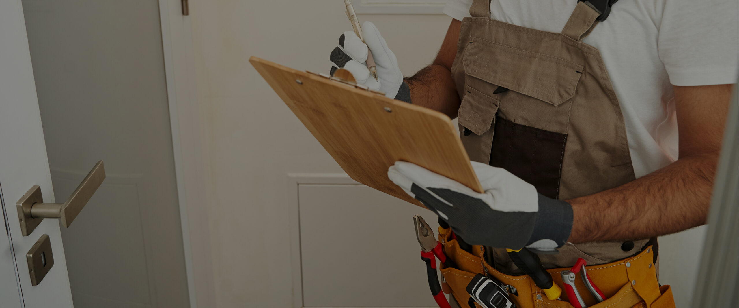 Quiénes somos Instalaciones Son Marimon Mallorca | obrero anotando en portafolio