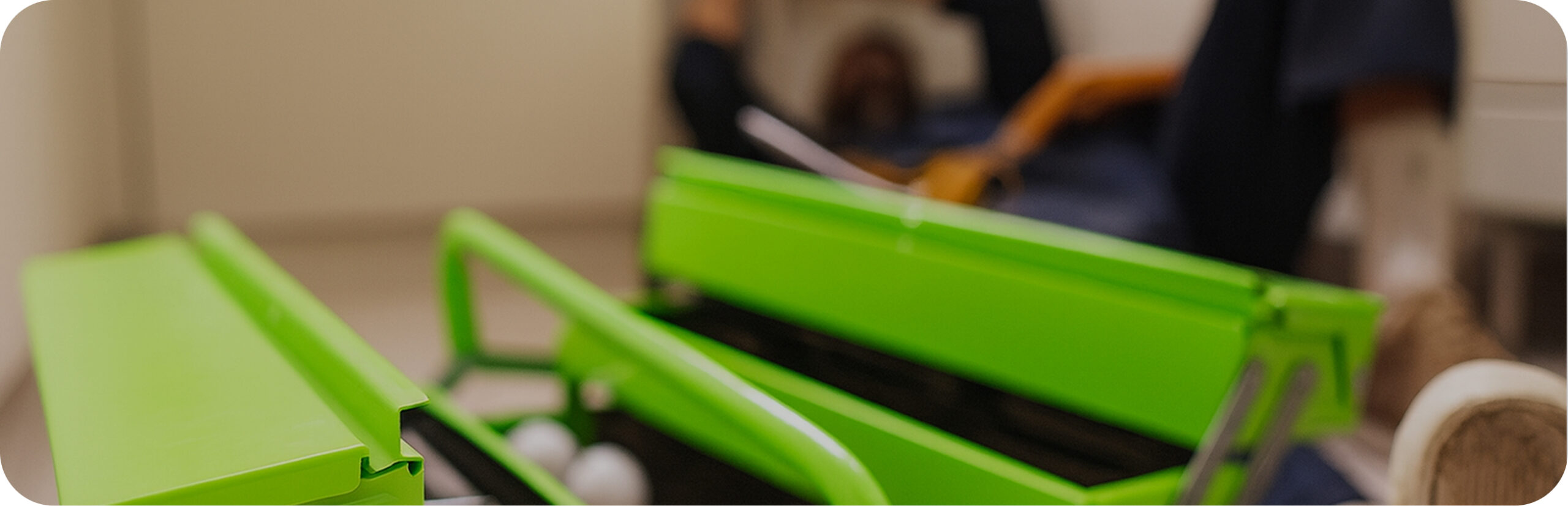 Quiénes somos Instalaciones Son Marimon Mallorca | obrero en suelo y caja de herramientas verde